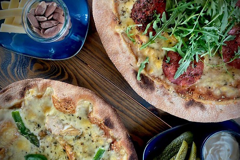 Bild på stenugnsbakade pizzor
